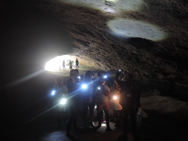 洞窟を探検